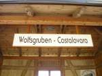 Das Bahnhofsschild von Costalovara/Wolfsgruben am 31.10.2011