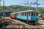 Fotofahrt auf der Ferrovia Genova - Casella am 1. Juli 2018.<br>
Am zweiten Tag der Fotofahrt auf der FGC fuhren wir mit dem erst wenige Wochen zuvor fertiggestellten Triebwagen A2, welcher optisch in den Zustand bei der Fleimstalbahn zurückgebaut wurde.<br>
In Casella Deposito wurde in der Mittagspause spontan ein Zug mit den beiden historischen Personenwagen C103 und C104 zusammengestellt, welche wie der Triebwagen von der FEVF übernommen wurden. Zufälligerweise hatte die Fleimstalbahn anfangs ein sehr ähnliches Farbschema, so dass der Zug wie er hier zu sehen ist, einer Komposition der Fleimstalbahn während der Farbumstellung von rot-crème auf hellblau-weiss wieder sehr nahe kommt.