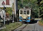 FERROVIA GENOVA CASELLA FGC  NORMALBETRIEB  Der Zug 8 mit dem Triebwagen A 12 beim Passieren der Strassenbahnstrecke kurz vor der Haltestelle Casella Dep.