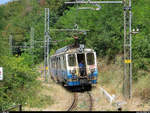 Am 5. August 2013 erreicht ein Triebwagen der Ferrovia Genova-Casella die Station Pino. An diesem warmen Sommertag bleibt die Führerstandstüre des Triebwagens offen, damit der Zugbegleiter den Fahrtwind geniessen kann. Die Züge der FGC verkehren alle begleitet. 