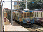 Ein alter und schon etwas schiefer Triebwagen der FGC steht im Bahnhof Genova Piazza Manin. Ob der Triebwagen noch fahrtauglich ist, entzieht sich meiner Kenntnis. Die Gleise im kleinen Bahnhof waren am 5. August 2013 so vollgestellt, dass der nur aus einem Triebwagen bestehende Regelzug am vorderen Ende des einen Perrons gerade noch Platz gefunden hat.