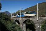 Der SSIF Treno Panoramico Vigezzo Vision D 61 P mit dem Be 4/4  Pp 84 an der Spitze überquert zwischen Trontano und Verigo den Steinbogen-Viadukt über den Rio Graglio. 

10. Okt. 2019 
