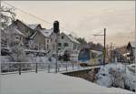 Der SSIF Treno Panoramico D 53 P der Ferrovia Vigezzina auf dem Weg von Domodossola nach Locarno erreicht den Bahnhof Gagnone-Oresco; im linken Bildteil sind die Häuser der Ortschaft von Oresco