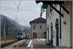  Trontano, Stazione di Trontano  - tönt es zwar nicht aus dem Lautsprecher, als der Regionalzug 238 von Re nach Domodossola den Bahnhof erreicht, doch das Bild vermittelte doch etwas der liebenwerten Schmalspurambiente der Ferrovia Vigezzina.
31. Jan. 2017