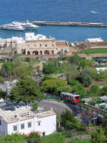 Die Standseilbahn auf der Insel Capri verbindet den Hafen mit dem Städtchen auf dem Hügel. Capri, 3.5.2023