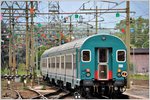 Regio nach Meran mit Steuerwagen 827-3 am Zugschluss verlässt das reich  beflaggte  Bozen/Bolzano. Weiss jemand was diese farbigen Plasticblätter für eine Bedeutung haben??
(16.04.2016)