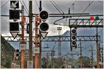 Verwirrende Signalbegriffe in Bozen/Bolzano: ein rotes Licht und je ein blinkendes gelbes und grünes Licht.