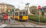 ATM Milano Ventotto 1897 am 29. November 2018 auf der Linie 1 Richtung Certosa FS an der Haltestelle Cairoli. Im Hintergrund das Garibaldi-Denkmal.