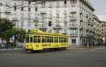 Werbetrams in Milano: 1968 überquert am 03.05.2019 die Piazza Caiazzo, hier kreuzen sich Straßenbahn und Trolleybus