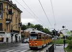 Gut besetzt kommt ein Zug der Überlandstraßenbahnlinie 179 auf dem Weg von Comasina nach Limbiate am 03.05.2019 in Cormano Ospitaletto an, vorne Steuerwagen 537. Die Fahrzeuge besitzen im Gegensatz zu Straßenbahnfahrzeugen ein Horn, das an jeder kreuzenden Straße betätigt wird. Trotz der geringen Höchstgeschwindigkeit von 25 km/h ist die Bahn angesichts der im Berufsverkehr chronisch verstopften Straße wesentlich flotter unterwegs.