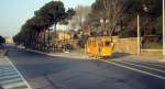 Roma / Rom ATAC SL 30 im Februar 1989: Der MRS-Tw 2127 hat eben den Monte Celio verlassen und die Piazza di Porta Capena erreicht. - Im Hintergrund links ahnt man den Konstantins-Bogen, den grössten Triumphbogen Roms, vom Jahre 315 n. Chr.