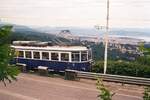 Tram Triest-Opicina__Tw 402 auf der Adhäsionsstrecke Richtung Opicina mit Blick über Triest aufs Mittelmeer.__08-06-2008