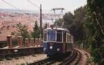 Tram Triest-Opicina__Tw 405 auf Bergfahrt auf dem Seilbahn-Abschnitt. Im Hintergrund der Hafen und der Golf von Triest.__08-06-2008