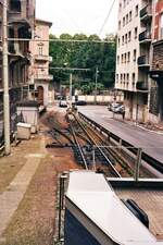 Tram Triest-Opicina__Blick aus dem fahrenden Tw über den Schubwagen auf das talseitige Ende des Seilbahn-Abschnitts.__08-06-2008