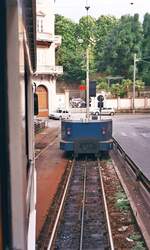 Tram Triest-Opicina__Blick aus dem Tw zum bereit stehenden Schubwagen am Beginn des Seilbahn-Abschnitts.__08-06-2008