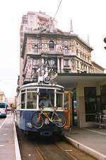 Tram Triest-Opicina__Tw 407 an der Endstation in Triest. (Man beachte den unkomplizierten Fahrradtransport.) Nach einem Frontalzusammenstoß zweier Bahnen 2016 auf der Adhäsionsstrecke wurde der Betrieb  vorübergehend“ eingestellt. Nach internet-Informationen ruhte der Verkehr bis 2024. Laut einer aktuellen Pressemeldung [“Kleine Zeitung“ vom 18.12.24] fanden im Dezember 2024 endlich Probefahrten für eine Betriebsaufnahme statt.__08-06-2008