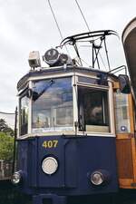 Tram Triest-Opicina__Tw 407 an der Endstation an der Piazza Oberdan in Triest. Die ca. 5 km lange Meterspurstrecke Triest–Opicina hat die Besonderheit, daß der steilste Abschnitt (ca. 800 Meter mit bis zu 26% Steigung) mit Hilfe einer Seilbahn überwunden wird, indem sich jeweils ein Schubwagen am Seil (ähnlich einer Standseilbahn) talseitig vor den Straßenbahnwagen setzt. Ursprünglich waren anstelle der Seilbahn Zahnrad-Loks im Einsatz, wie auch bei der Rittner-Bahn von Bozen nach Oberbozen. Die Tw stammen aus den Jahren 1935 und 1942.__08-06-2008