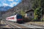 Ein RegionAlps Domino durchfährt am 19. Februar 2016 als IR nach Brig den Bahnhof Preglia an der Simplonlinie.