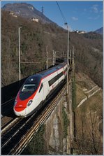 Kurz vor Preglia überqueren die nach Domosossola fahrenden Züge ein Viadukt, welches man als Fahrgast kaum bemerkt. Das Bild zeigt einen SBB RABe 503 als EC 37 auf dem Weg Richtung Venezia S.L.
7. Jan. 2017