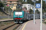 Regionalzug nach Ventimigla bei der Einfahrt in Imperia-Porto Maurizio.Wie immer in Italien(wahnsinnig)mit zwei Lokführern!! 29.04.16