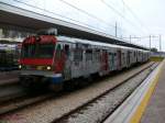 Der SEPSA ET406 ist hier ber die Circumflegrea-Strecke aus Napoli in den Endbahnhof Torregaveta gefahren.

Das uere Erscheinungsbild aller Triebzge der SEPSA war, im Gegensatz zu den Bahnhfen, so ungepflegt. 

2010-09-09 Torregaveta