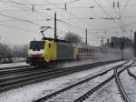 Die ES 64 F4.089 am 19.12.2009 mit einem Italienischen EC bei der Durchfahrt in Brixlegg. 