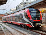 FS Trenitalia Ferrovie del Sud Est ETR 322-005A steht mit einem Regionalzug nach Putignano in Bari Centrale, 11.10.2024.