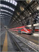 Die alte Halle und der neue Zug passen perfekt zusammen: Der FS Trenitalia ETR 400 015 (Frecciarossa 1000) im Bahnhof von Milano Centrale.
