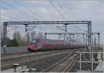 Nach einem kurzen Verkehrshalt verlässt der ntv .italo ETR 575 014 den Bahnhof Reggio Emilia AV in Richtung Süden. 

14. März 2023
