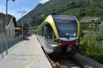 ATR 100 011 steht am 12.08.2012 am Ende der Doppeltraktion nach Mals im Bahnhof Kastelbell. Schn zu sehen sind hier die am Bahnsteig montierten hlzernen Trittstufen. Nebenan fand das  7. Kastelbeller Bahnhofsfestl  statt.