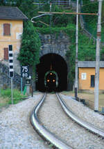Drei Lichter im Dunkeln: Ein ETR 104 von Trenord (Trenitalia) durchfährt, aus Colico kommend mit Ziel Chiavenna, am frühen Morgen des 10.06.2022 den Tunnel in Verceia nordwärts. (Foto: Ferdinand Kümmel)
