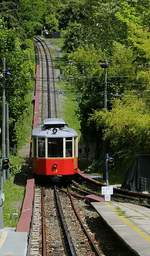 Seit 1934 führt eine Zahnradbahn System Strub mit der Spurweite von 1.445 mm vom Turiner Stadtteil Sassi auf den 672 m hoch gelegenen Berg Superga zur dort gelegenen Wallfahrtskirche Basilica di