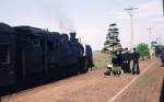 C11: Schüler warten auf dem Bahnsteig von Kitaura darauf, die alten Wagen des Dampfzugs zu besteigen.