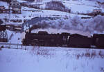 Lok D51 353 muss mit ihrem Zug von Sapporo über den Pass von Kutchan nach Hakodate hart arbeiten, hier im Aufstieg vom Meer in Otaru. 26.Dezember 1971. Heute fahren hier nur ganz wenige Dieseltriebwagen, und bald wird die Strecke stillgelegt und durch den Shinkansen ersetzt. 