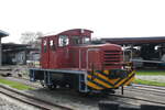 Der Erhaltene 10 Tonnen-Rangiertraktor № 06-28-01-739 der JNR, hergestellt von KYOSAN KOGYO (協三工業), Gedreht im 27.03.2023, der Museum  Nakagawa Seiryū Tetsudō Hozonkai  (那珂川清流鉄道保存会). (2) Auf der linken Seite sind zwei Katzen zu sehen.