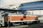 DD13: abgesehen von einigen Loks aus amerikanischen Beständen ist die DD13 die erste Diesellok für Nebenlinien- und Rangierdienste. Gebaut für die Staatsbahn 1958-1967 (416 Loks), zahlreiche weitere gleiche oder ähnliche für Privat- und Industriebahnen (ab 1957). 20 wurden für Baudienstzüge auf dem Shinkansen umgespurt (auf 1435mm). Die JR übernahmen 1987 keine einzige 1067mm-Spur-Lok. Viele wurden an Private und die Industrie abgegeben; bei der JR waren 2008 noch 2 Loks auf dem Shinkansen vorhanden (als Serie 912 bezeichnet). Hier steht die DD13 67 in Haijima bei Tokyo, 22.Januar 1977. 
