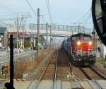 DD51: Hier kommt ein Containerzug mit der DD51 857 im neuen Anstrich der JR Freight (grau-rot-schwarz) bei Asahi an der Bucht von Ise entgegen.