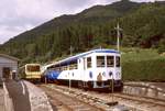 Touristikzug auf der kaum befahrenen Kisuki-Linie: Der Zug ist über eine Spitzkehre hoch oben im Wald Steuerwagen voran nach Izumo Sakane heruntergekommen.