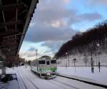 Lokalverkehr in Ost-Hokkaido: Im Schlepp von KIHA 54 523 verlässt KIHA 40 830 die Station Abashiri.