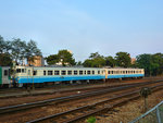 Lokalverkehr auf Shikoku - der Nordosten: Im Spitzenverkehr werden noch die alten Staatsbahn-Triebwagen im blauen Anstrich von JR Shikoku eingesetzt. Verwendet werden aus dem 1977-1982 gebauten Typ von 888 Wagen einige Fahrzeuge der Serie KIHA 40 mit Endeinstiegen und zwei Fhrerstnden (im Bild der linke Wagen KIHA 40 2142) und der Serie 47 mit nur einem Fhrerstand und seitlichen Einstiegen (im Bild der rechte Wagen KIHA 47 112). Tokushima, 10.August 2013.   