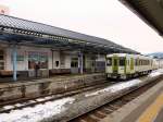 Ôfunato-Linie, Kesennuma heute: nur noch ein einzelner Triebwagen (KIHA 100-45) wartet hier, um wenige Fahrgäste über die Bergstrecke ins Inland zu transportieren.