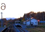 KIHA 150 (キハ150) von JR Hokkaidô: KIHA 150-2 kommt direkt aus der untergehenden Herbstsonne im Bergland von Furano in Zentral-Hokkaidô. Aufnahme vom Gegenzug KIHA 150-6 (die Nummer 6 prangt an der Frontscheibe), Bibaushi, 23.Oktober 2015. FURANO-LINIE 