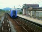 KIHA 261: Einfahrt des Zuges mit Frontwagen KIROHA 261-202 in Wassamu an der Sôya-Hauptlinie, der einzigen verbliebenen Linie in den Norden von Hokkaidô, 28.August 2008.