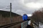 Intercity-zug Serie 283: Vor dem Schneesturm ist die Passlinie besonders düster. Sichtbar sind die beiden Kraniche, die im elektronischen Display mit dem Zugsnamen an der Front- und Rückseite bewegt sind und einen Tanz ausführen. In Japan liebt man lustige Spielereien dieser Art. Tomamu, 28.Oktober 2015. SEKISHÔ-LINIE/NEMURO-HAUPTLINIE 