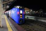 Mit dem Diesel-Intercity auf der 348 km langen Ost-West-Transversalen der Nordinsel Hokkaidô: Bei der Ankunft in Kushiro ist es schon Nacht.