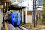 Mit dem Diesel-Intercity auf der 348 km langen Ost-West-Transversalen der Nordinsel Hokkaidô: Bei der Einfahrt des Intercity-Express  Ôzora  (mit KIHA 283-17 an der Spitze) in Minami Chitose