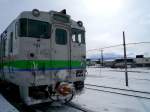 Lokalverkehr in Ost-Hokkaido: Mit dem Vulkan Sharidake im Hintergrund steht KIHA 40 721 am 18.Februar 2009 in Shiretoko Shari.