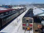 Lokalverkehr in Ost-Hokkaido: Die beiden Triebwagen KIHA 54 514 und KIHA 54 507 haben Shibecha erreicht.