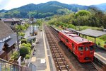 KIHA 220: Wagen KIHA 220-201 in Bungo Nakamura in den Bergen im östlichen Zentral-Kyûshû, 2.Mai 2016.