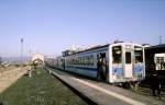 KIHA 31: KIHA 31 19 ist einem älteren Zug beigegeben und steht in der Station Aso, mitten in der Caldera des Vulkans Aso, 31.März 1997.